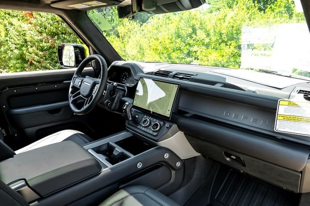 New 2026 Santorini Black Metallic Land Rover V8 image 19