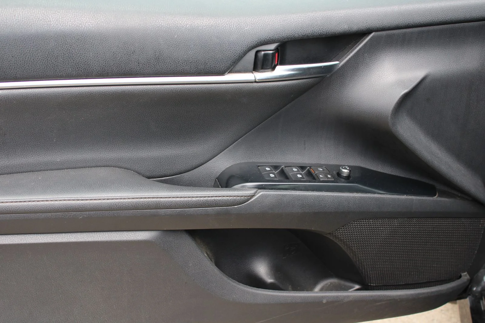 Used 2020 Black Toyota XLE image 10