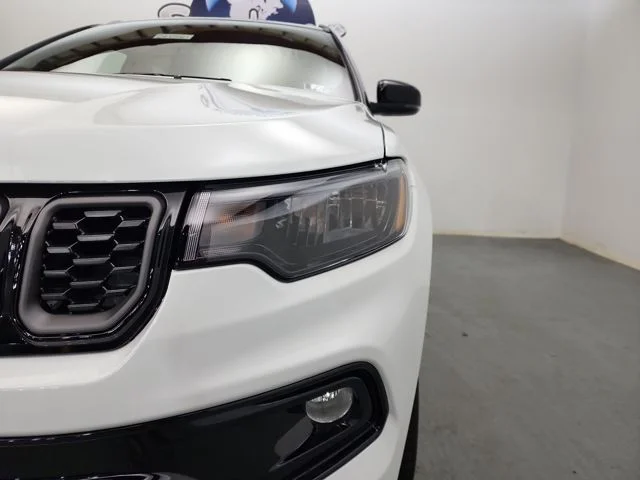 New 2026 Bright White Clear-Coat Exterior Paint Jeep Limited image 35