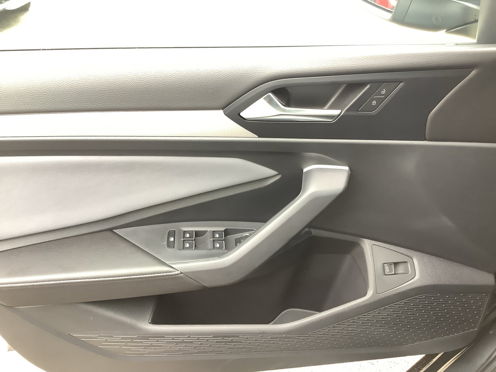 New 2026 Platinum Gray Metallic Volkswagen SE image 28