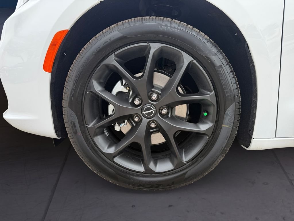 New 2026 Bright White Clear-Coat Exterior Paint Chrysler Limited image 9