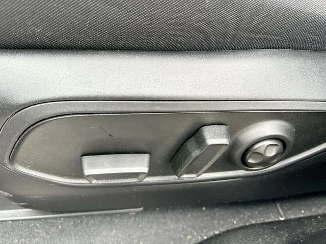 Used 2025 White/off-white Jeep Laredo X image 16