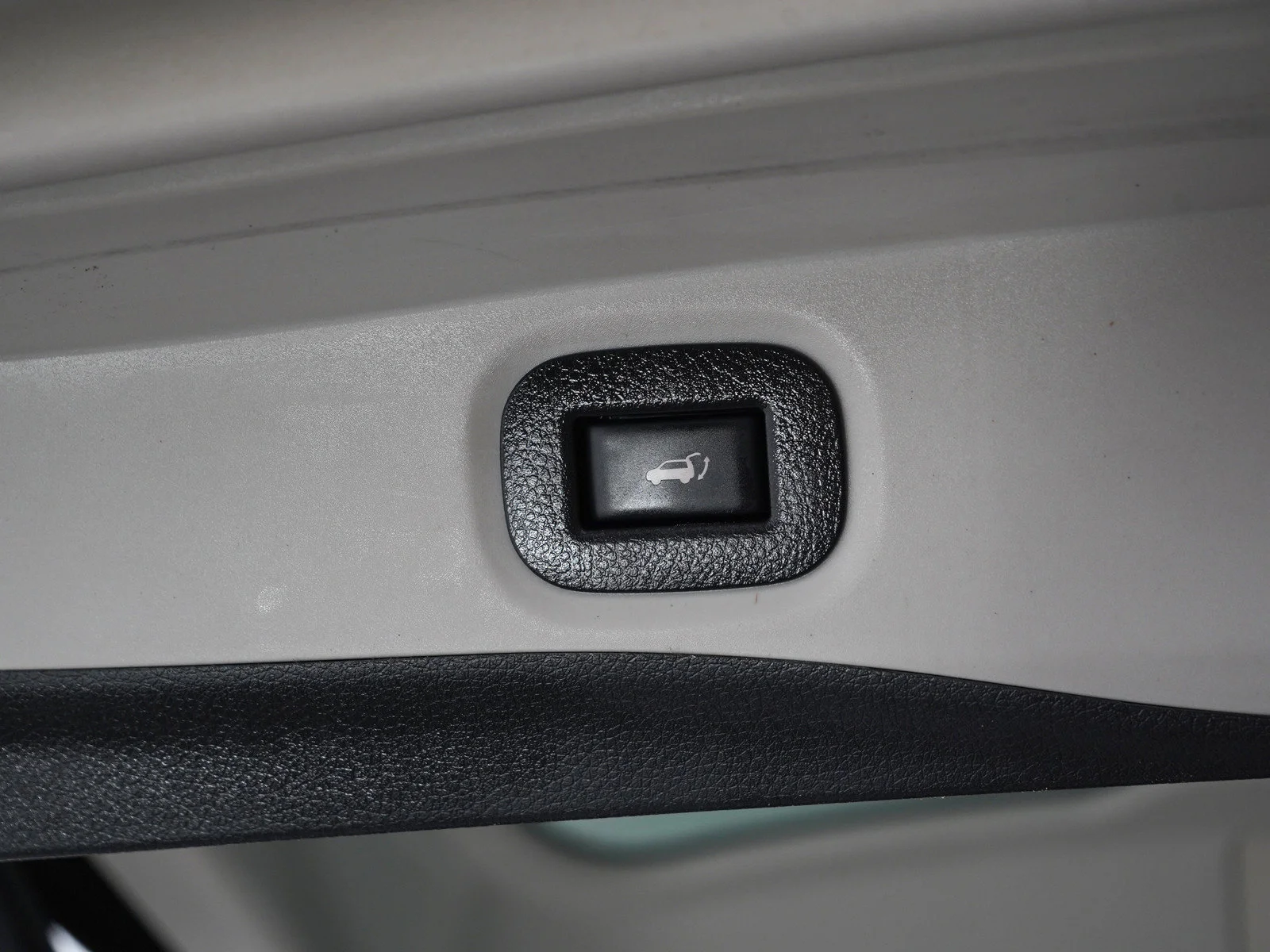 Used 2016 Pearl White Nissan SL image 11