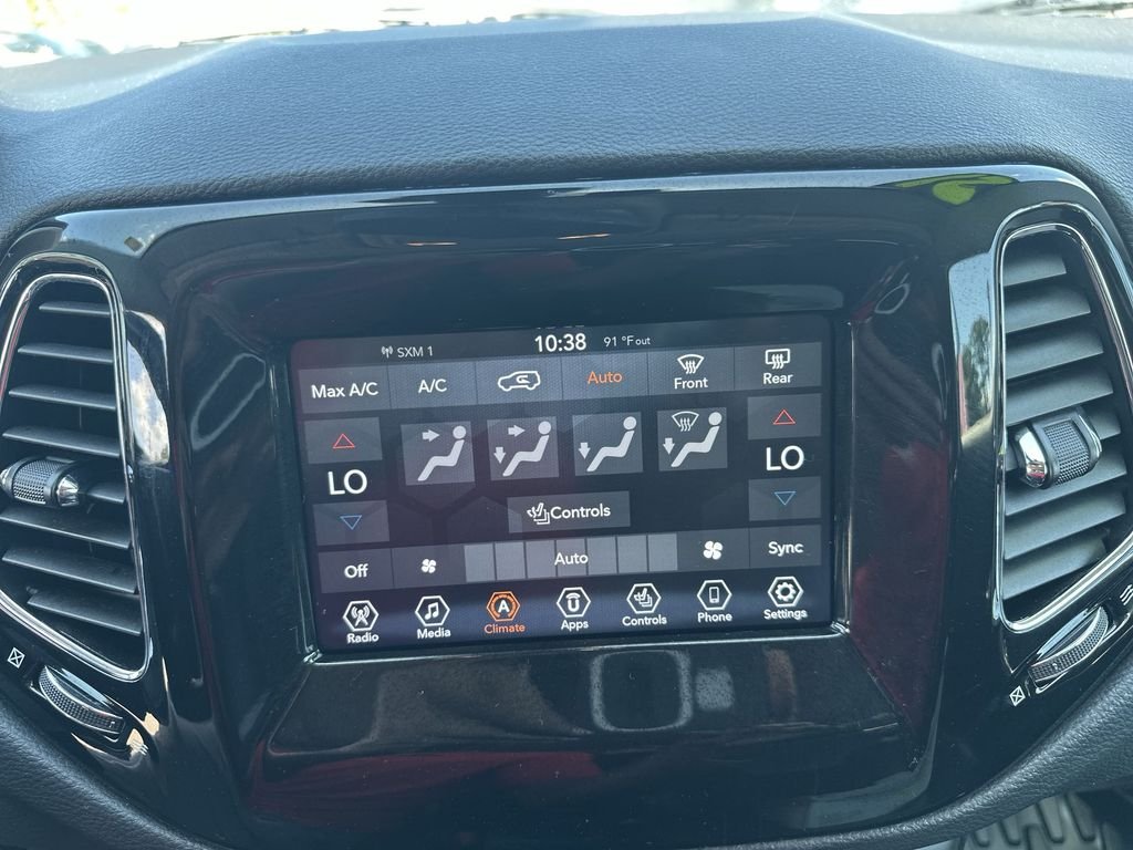 Used 2021  Jeep Altitude image 29