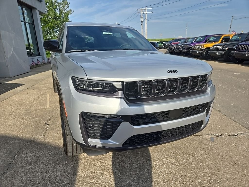 New 2026 Silver Zynith Exterior Paint Jeep  image 16