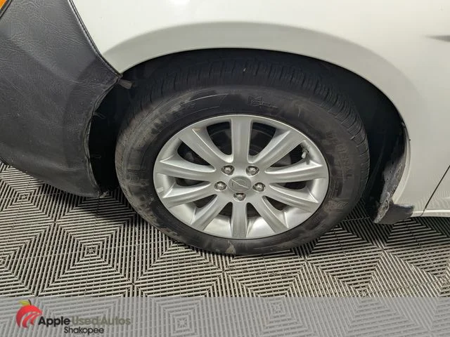 Used 2012 White Chrysler Touring image 35