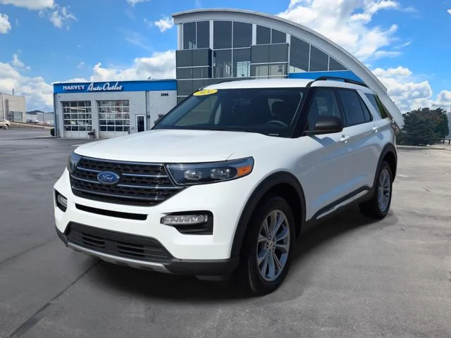 Used 2024 White Metallic Ford XLT image 1