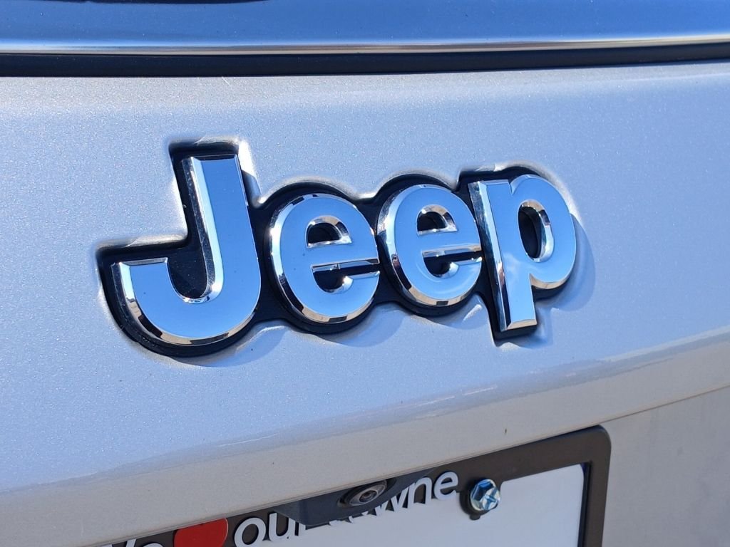 Used 2024 Silver Jeep Limited image 28