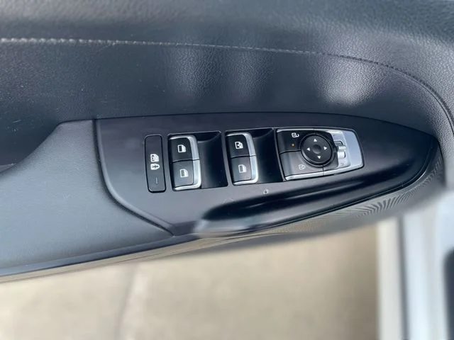 2025 Kia K5 LXS - Photo 15