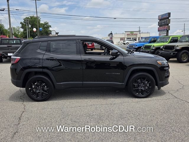 New 2026 Diamond Black Crystal Pearl-Coat Exterior Paint Jeep Latitude image 14