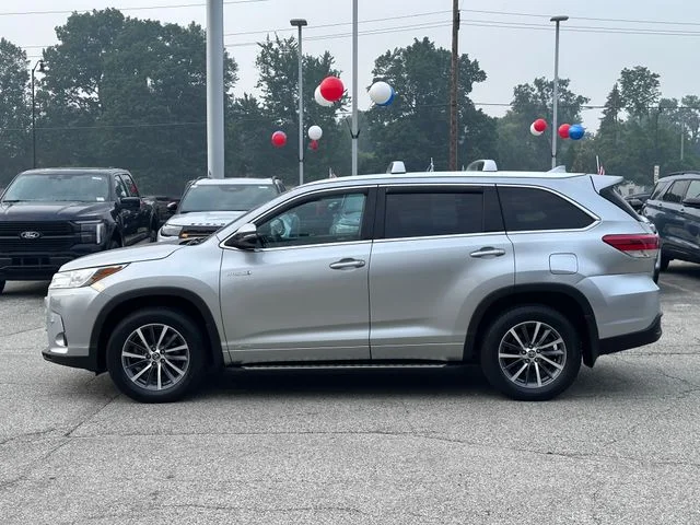 Used 2018 Silver Toyota XLE image 4