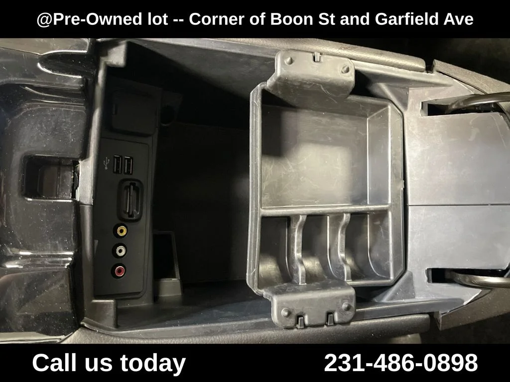 Used 2014 Silver Ford Titanium image 25