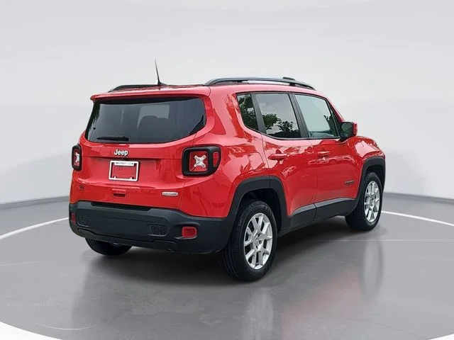 Used 2019 Red Jeep Latitude image 3