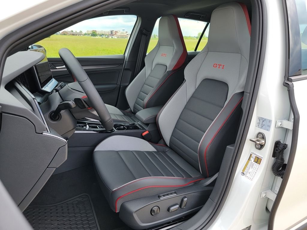 2025 Volkswagen Golf GTI SE - Photo 24