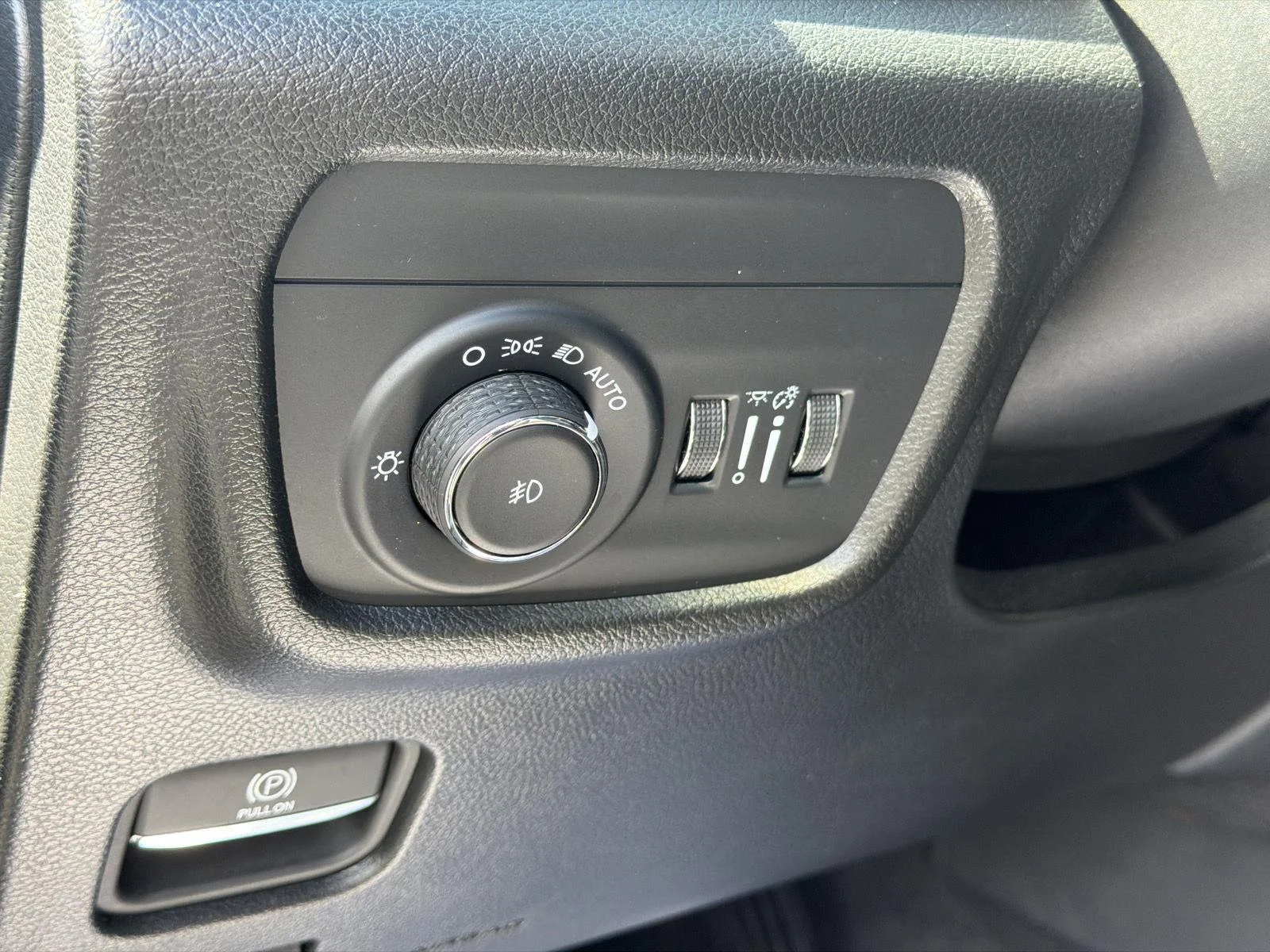 Used 2024 Diamond Black Crystal Pearlcoat Jeep Limited image 18