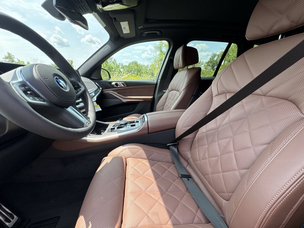 New 2026 Carbon Black Metallic BMW xDrive50e image 13