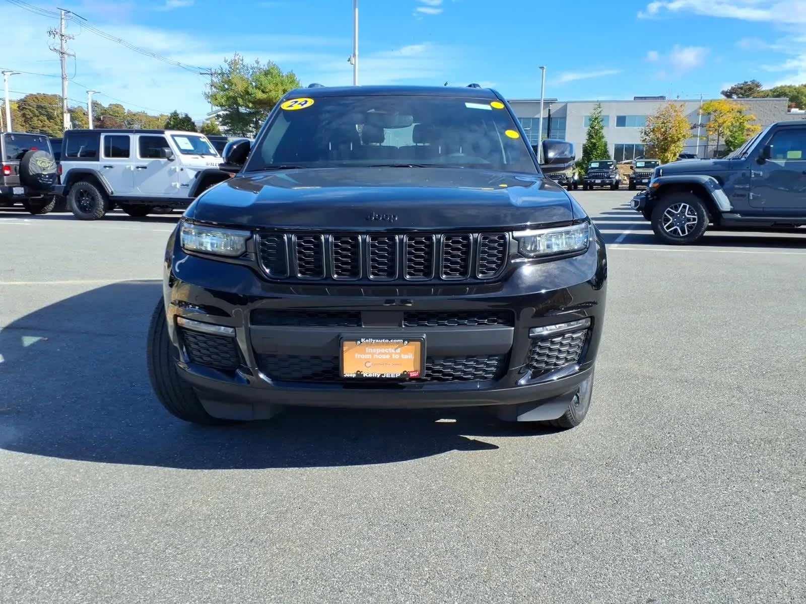 Certified Used 2024 Diamond Black Crystal Pearlcoat Jeep Limited image 3