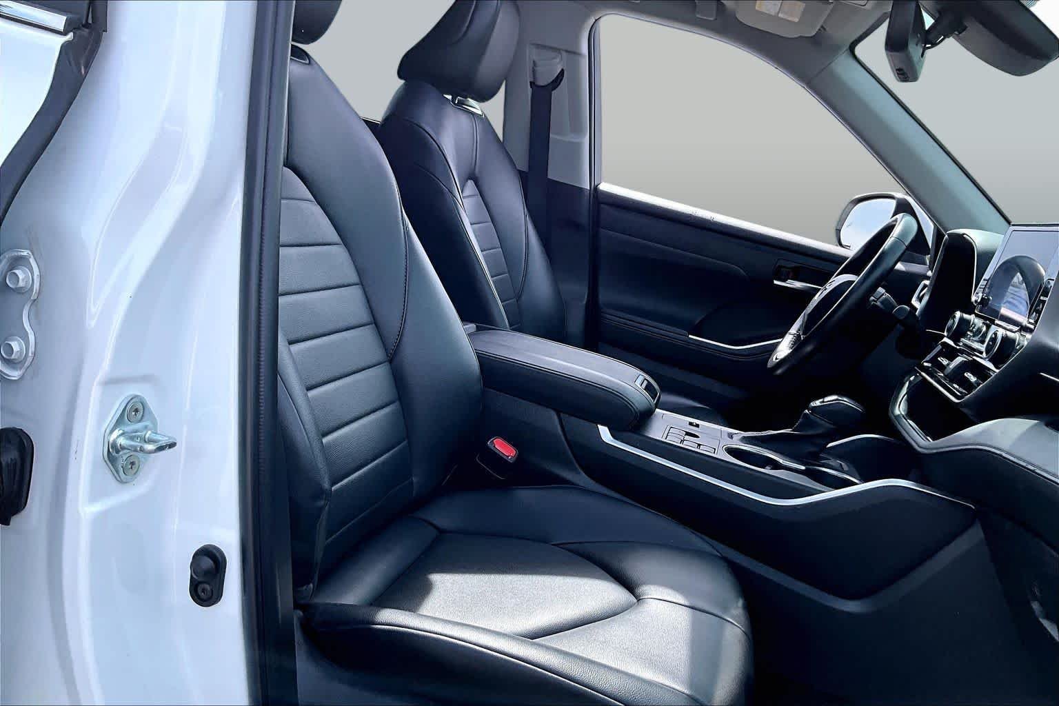 Used 2023 Wind Chill Pearl Toyota XLE image 9