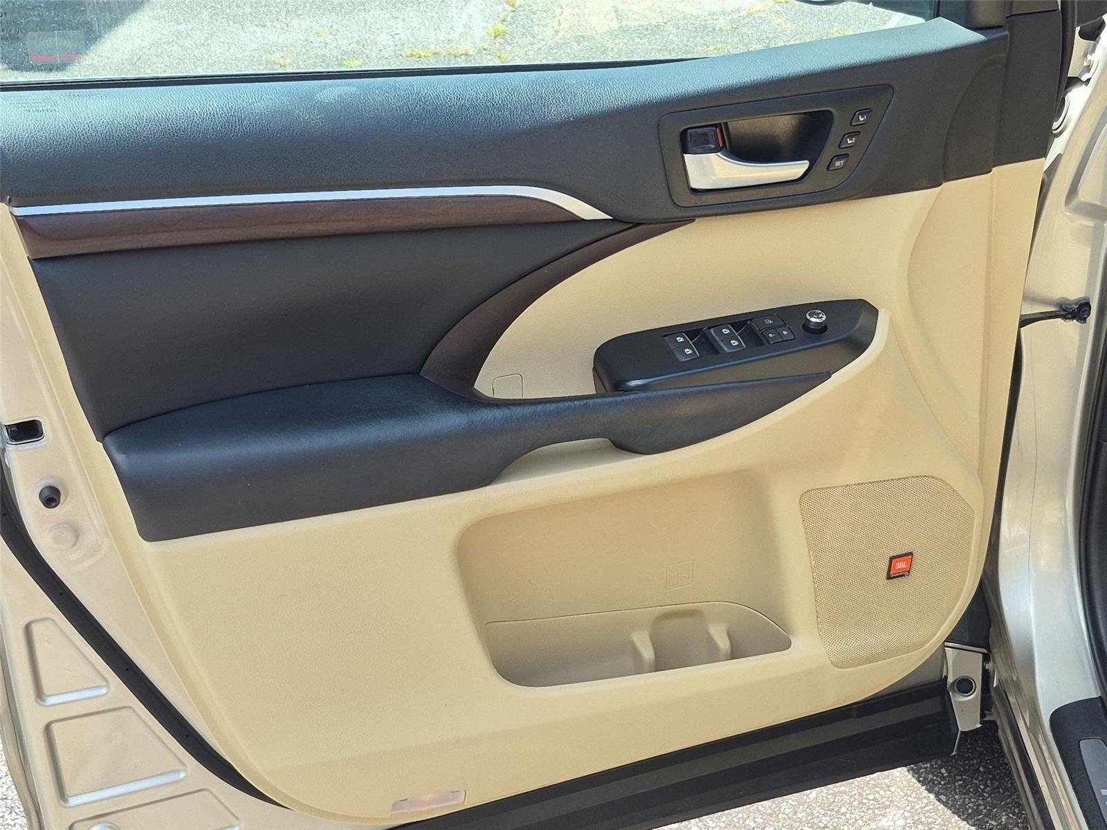 Used 2016  Toyota Limited image 15