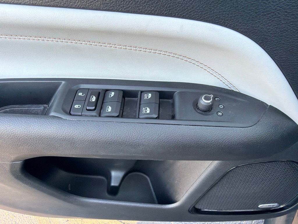 Used 2022 Gray Jeep Limited image 36
