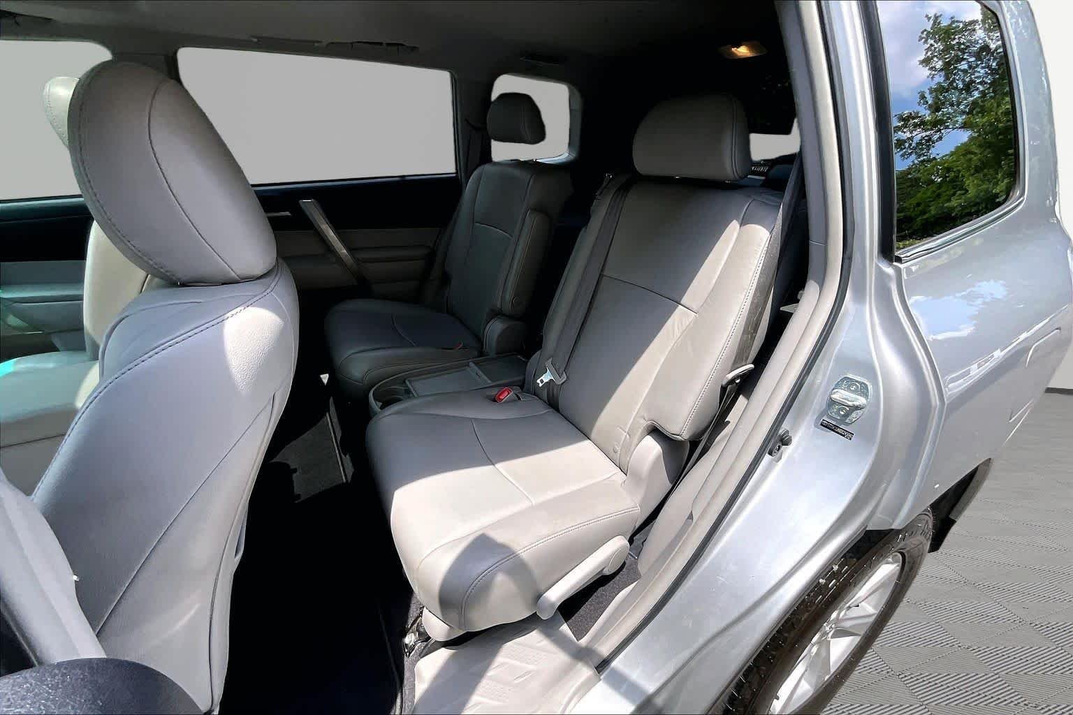 Used 2013 Classic Silver Metallic Toyota SE image 21