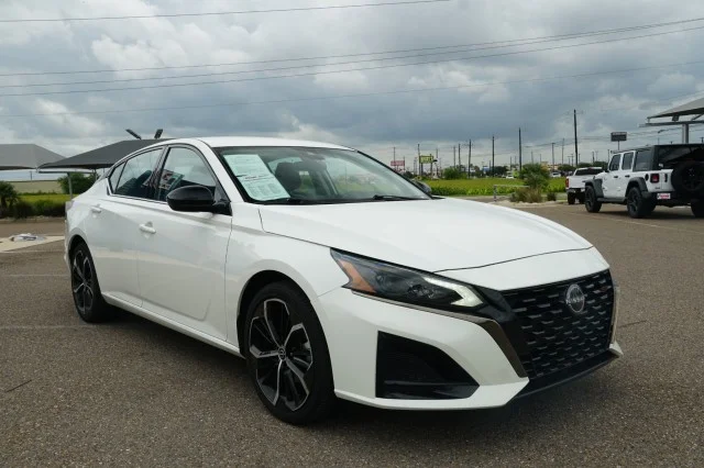 Used 2024 Glacier White Nissan 2.5 SR image 3