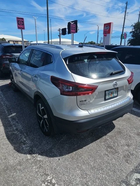 Certified Used 2022 Silver Nissan SL image 3