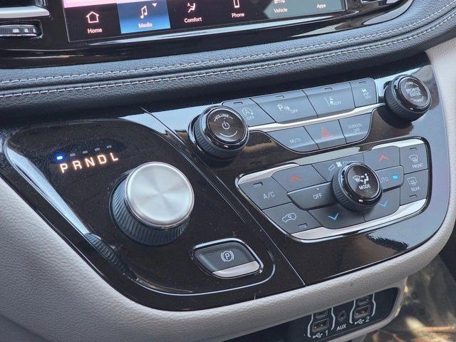 Used 2022 Fathom Blue Pearlcoat Chrysler Touring L image 31