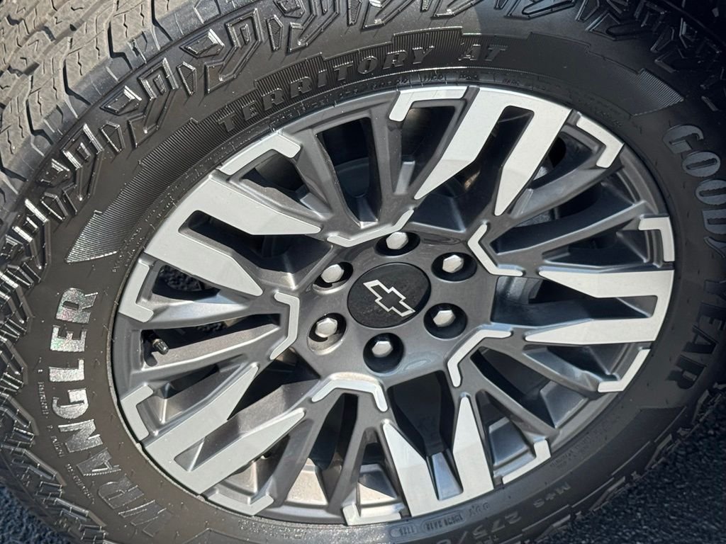 Used 2025 Gray Chevrolet Z71 image 11
