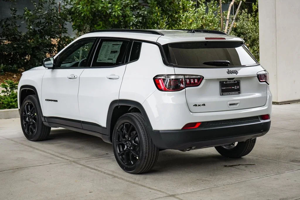 New 2026 Bright White Clear-Coat Exterior Paint Jeep Latitude image 4