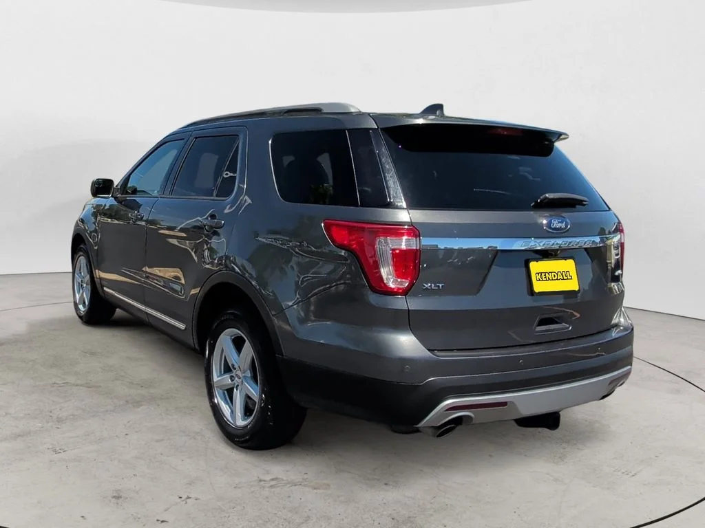 Used 2017 Gray Ford XLT image 3