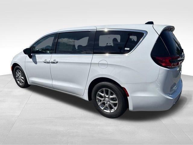 New 2026 Bright White Clear-Coat Exterior Paint Chrysler Select image 5