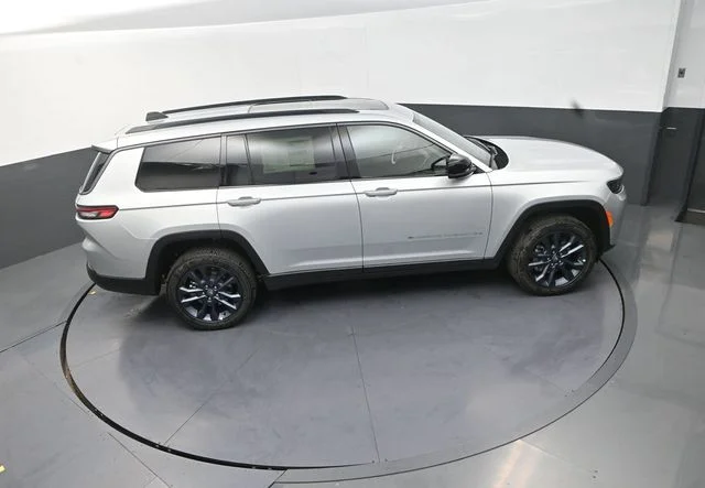 New 2026 Silver Zynith Exterior Paint Jeep  image 18