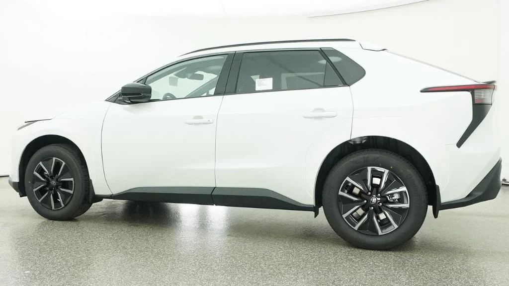 New 2026 Wind Chill Pearl Toyota XLE image 9