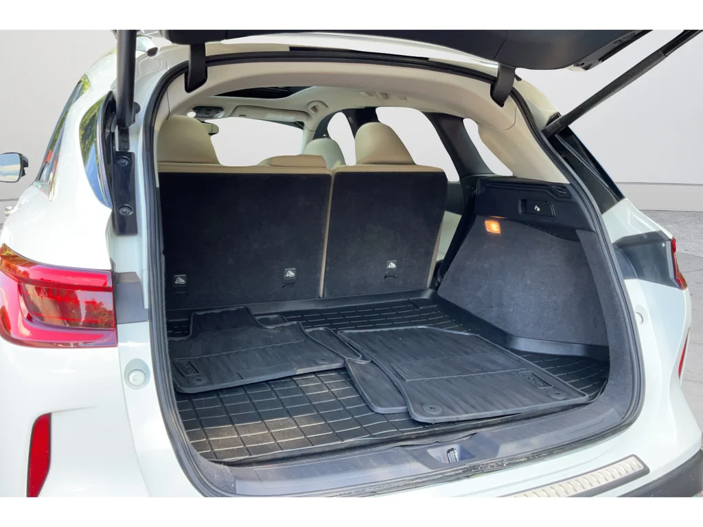 Used 2021 White INFINITI Sensory image 19