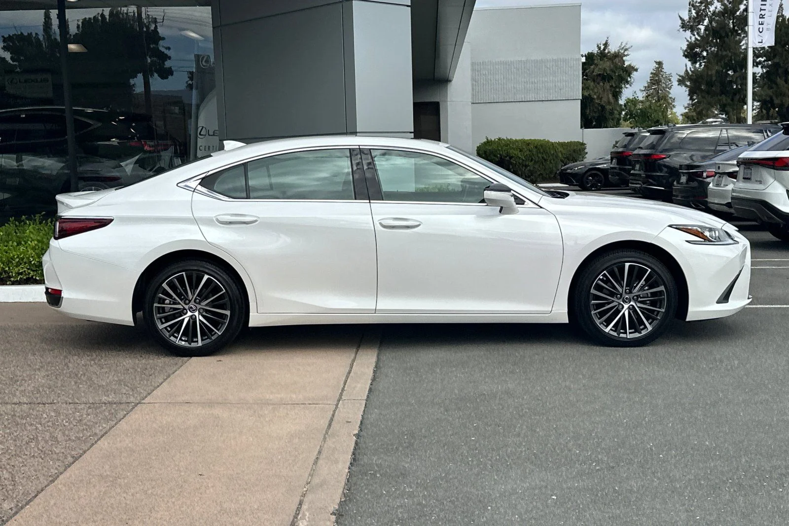Used 2025 White Pearl Lexus 300h image 3