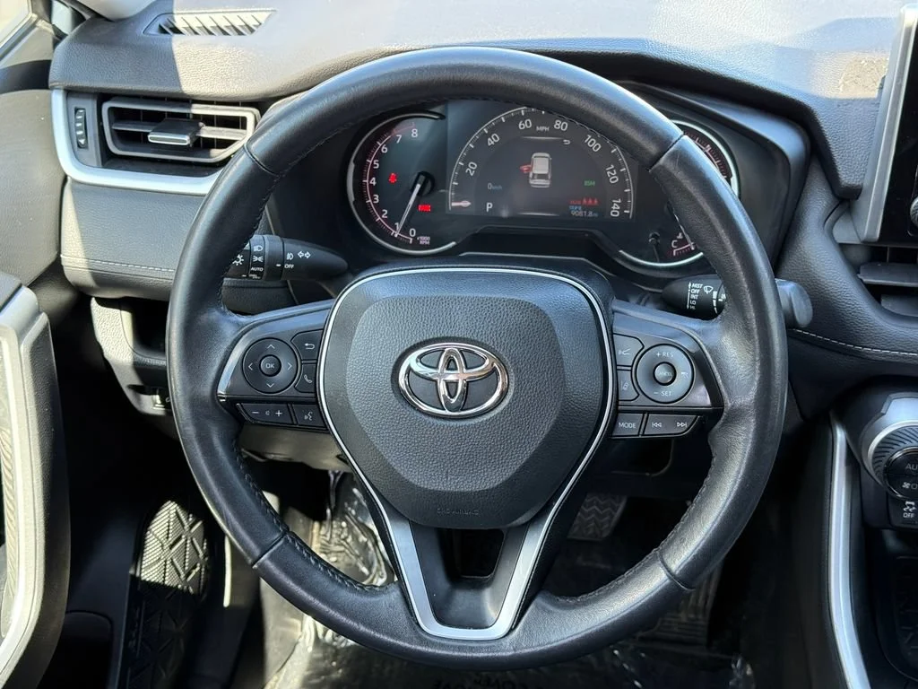 Used 2023  Toyota XLE Premium image 22