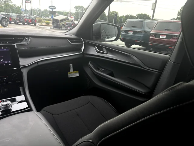 New 2026 Bright White Clear-Coat Exterior Paint Jeep Laredo image 17