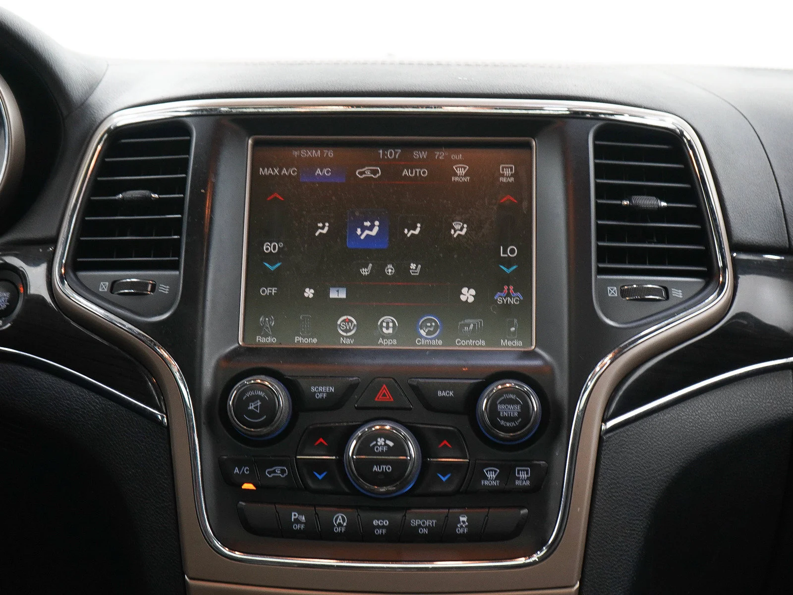 Used 2016 Brilliant Black Crystal Pearlcoat Jeep Overland image 15