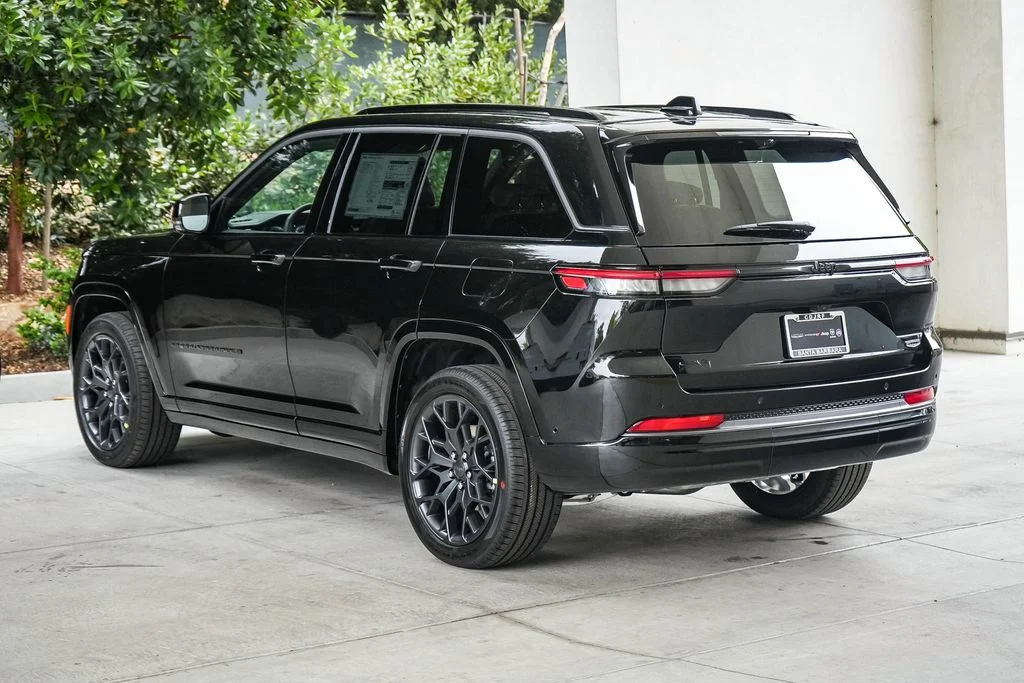 New 2026 Diamond Black Crystal Pearl-Coat Exterior Paint Jeep Summit image 4