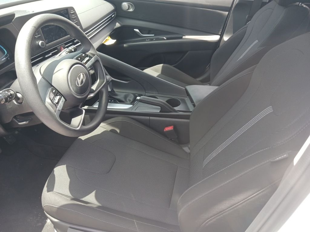 2025 Hyundai Elantra SE - Photo 9
