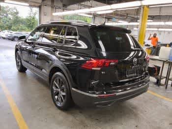 Used 2022 Deep Black Pearl Volkswagen SE image 3