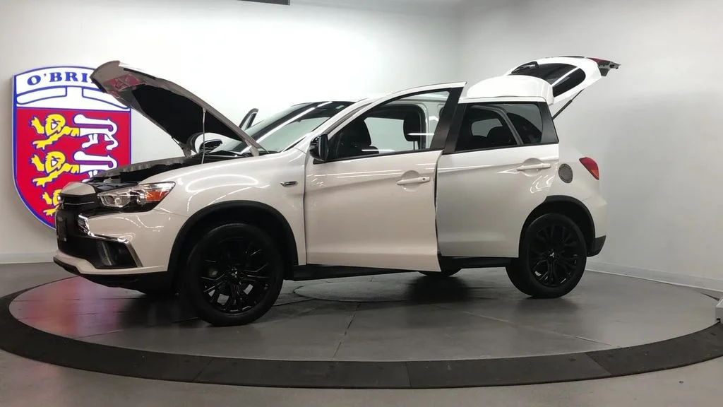 Used 2019 Pearl White Mitsubishi  image 9