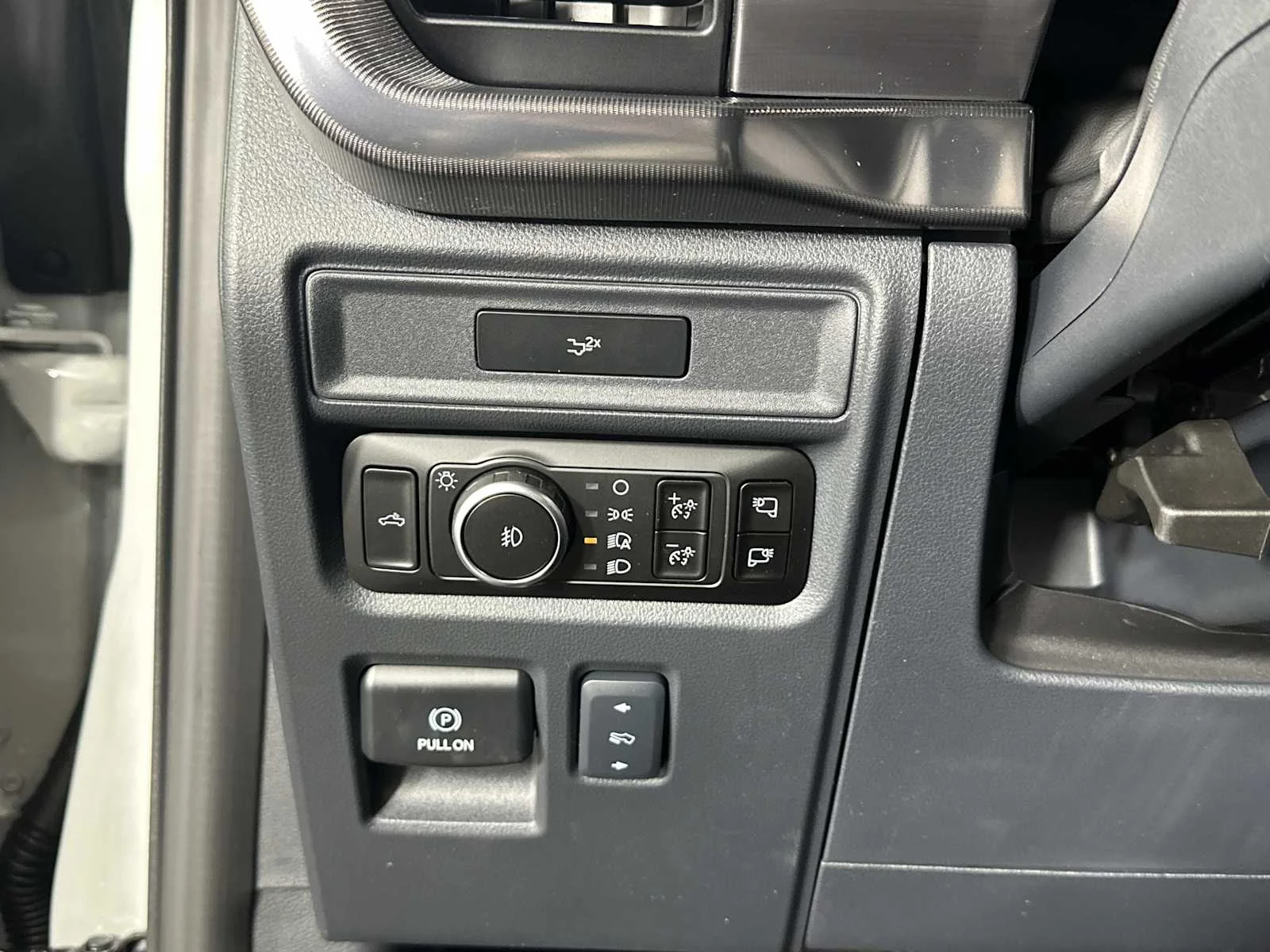 New 2026 Avalanche Gray Ford LARIAT image 28