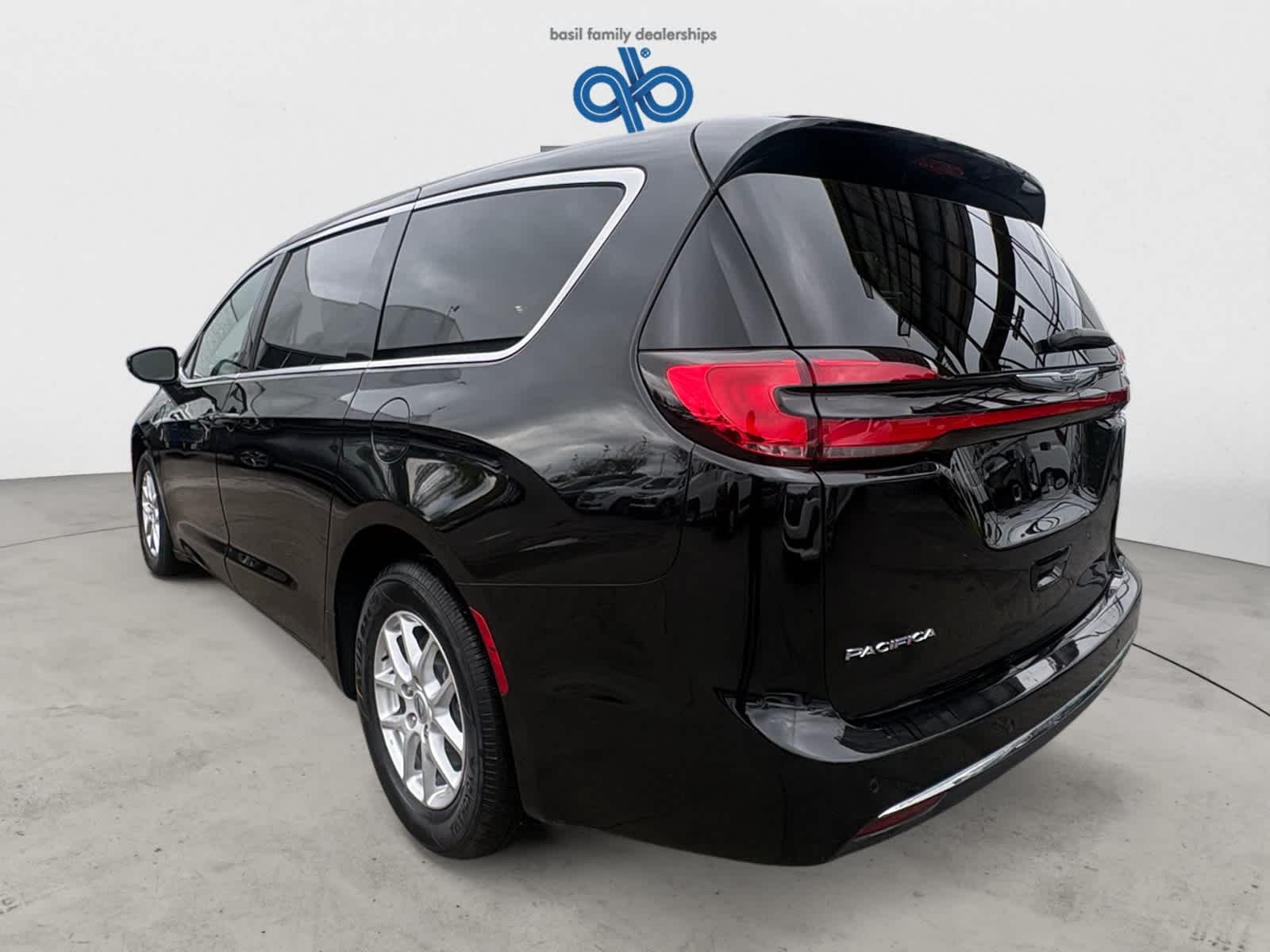 Used 2025 Diamond Black Crystal Pearlcoat Chrysler Select image 3