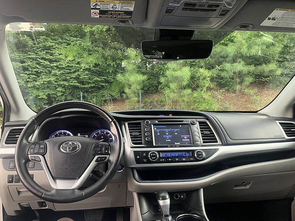 Used 2019 Blizzard Pearl Toyota XLE image 22