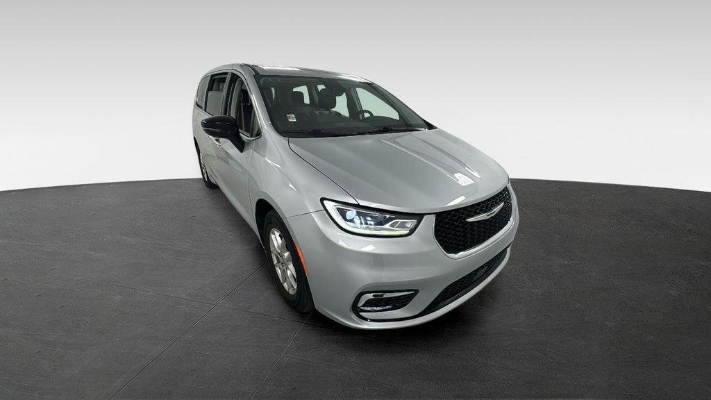 2024 Chrysler Pacifica Touring L's photo