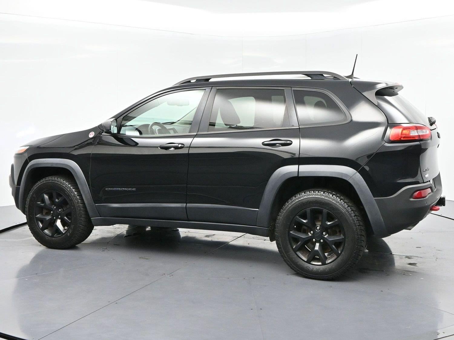 Used 2018 Diamond Black Crystal Pearlcoat Jeep Trailhawk image 5