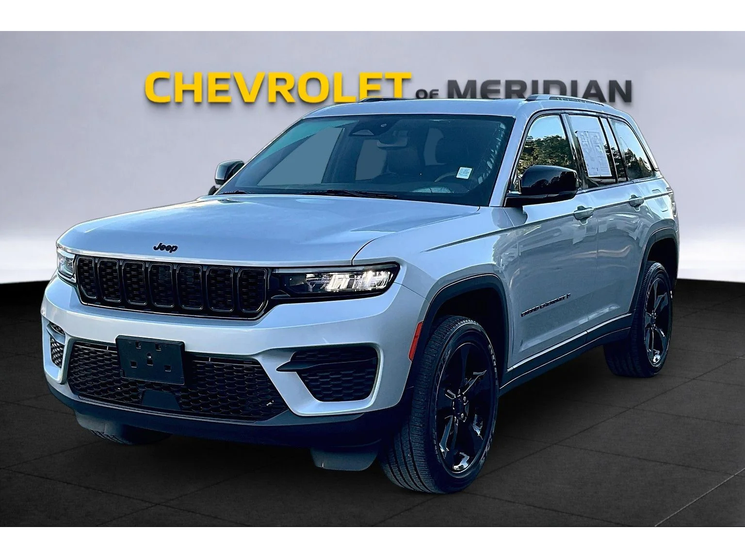 Used 2023 Silver Jeep Altitude image 9