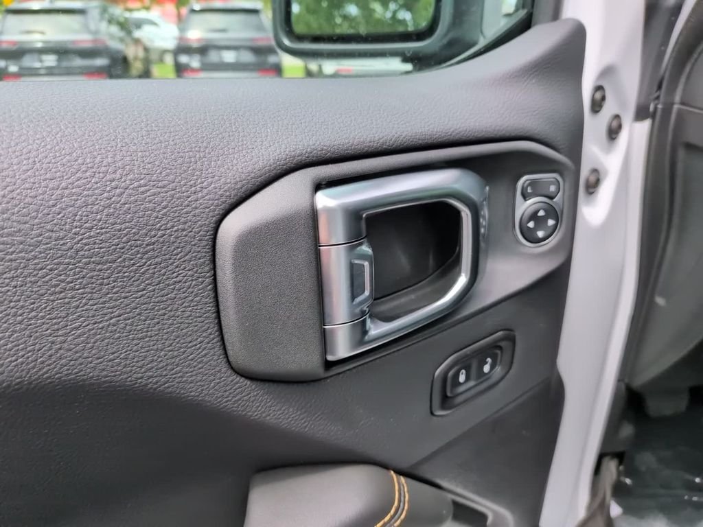 New 2026 Bright White Clear-Coat Exterior Paint Jeep Sahara image 17